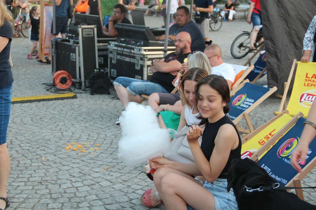  Biała Podlaska. Pierwszy wakacyjny koncert na placu Wolności (zdjęcie 19) - Autor: Ewelina Burda