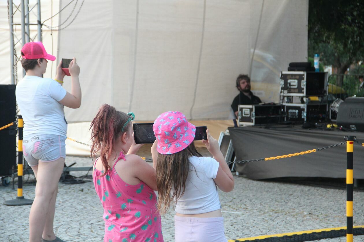  Biała Podlaska. Pierwszy wakacyjny koncert na placu Wolności (zdjęcie 8) - Autor: Ewelina Burda