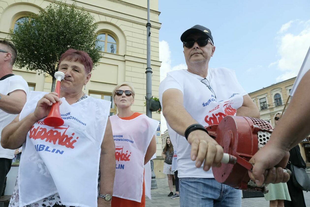 Protest pracowników DPS-ów przed lubelskim ratuszem - Autor: Maciej Kaczanowski