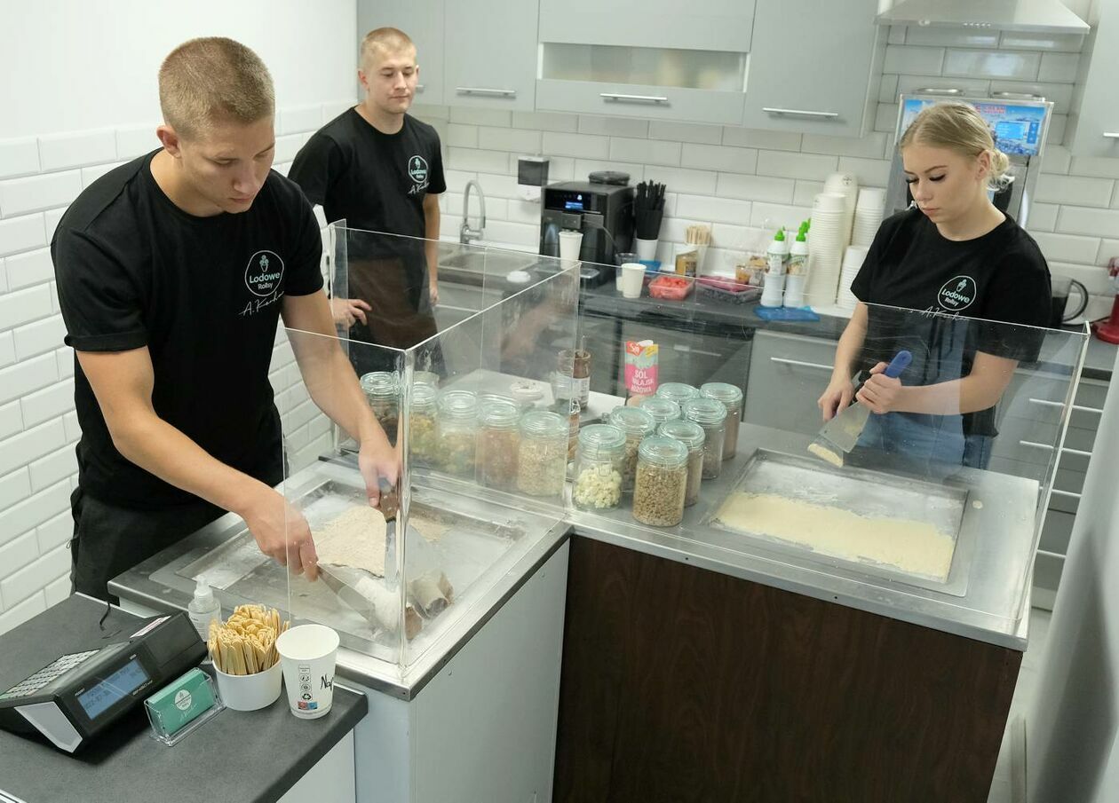  Nowa lodziarnia serwująca lody tajskie rozpoczęła działalność przy ul. Nadbystrzyckiej (zdjęcie 12) - Autor: Maciej Kaczanowski