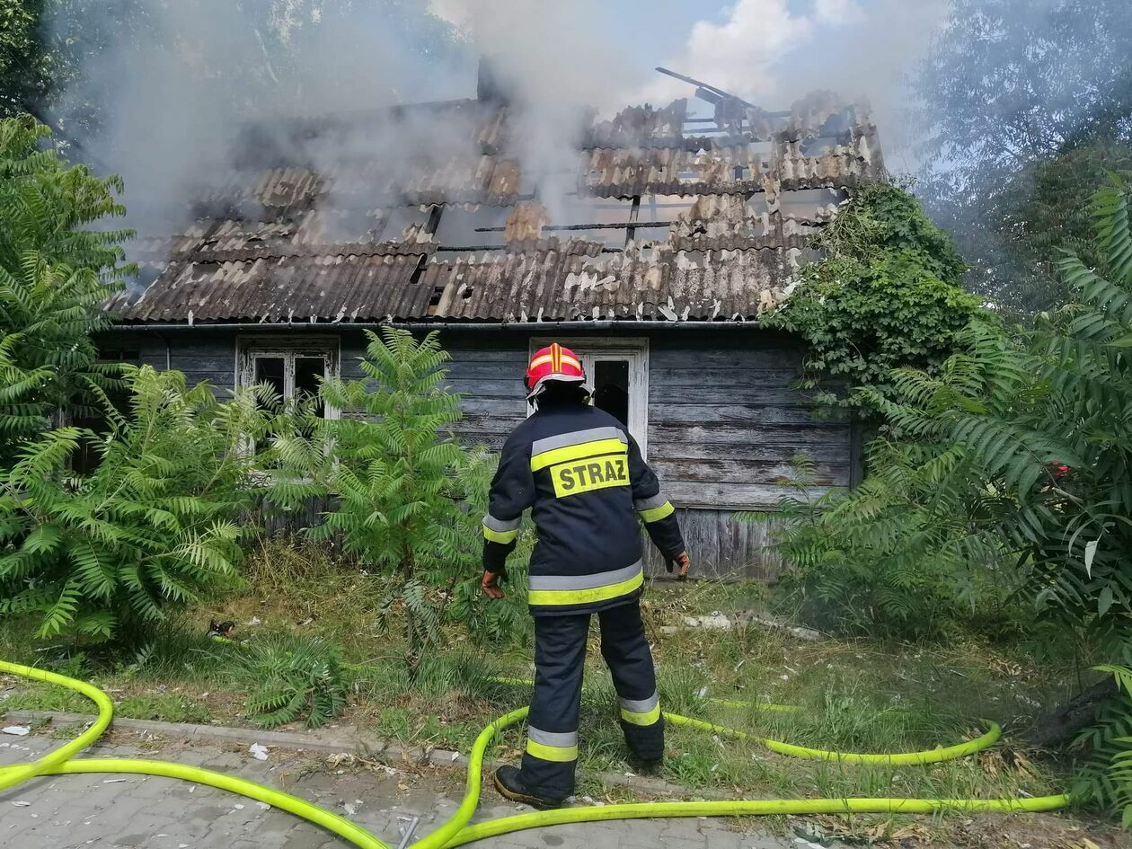  Pożar drewnianego budynku w Bochotnicy  - Autor: OSP KSRG Kazimierz Dolny 