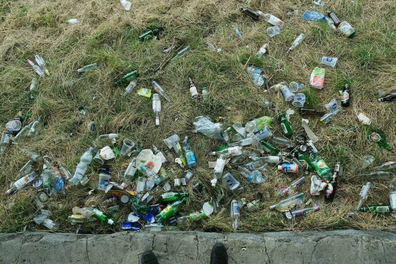  Sterty śmieci na łące przy ul. Rusałki (zdjęcie 6) - Autor: Maciej Kaczanowski