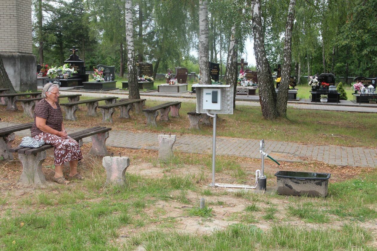 <p>Elżbieta Dorosz, mieszkanka pobliskiego Zabłocia, jest zdziwiona wprowadzeniem opłat za wodę z wodociągu na cmentarzu parafialnym w Sworach</p>