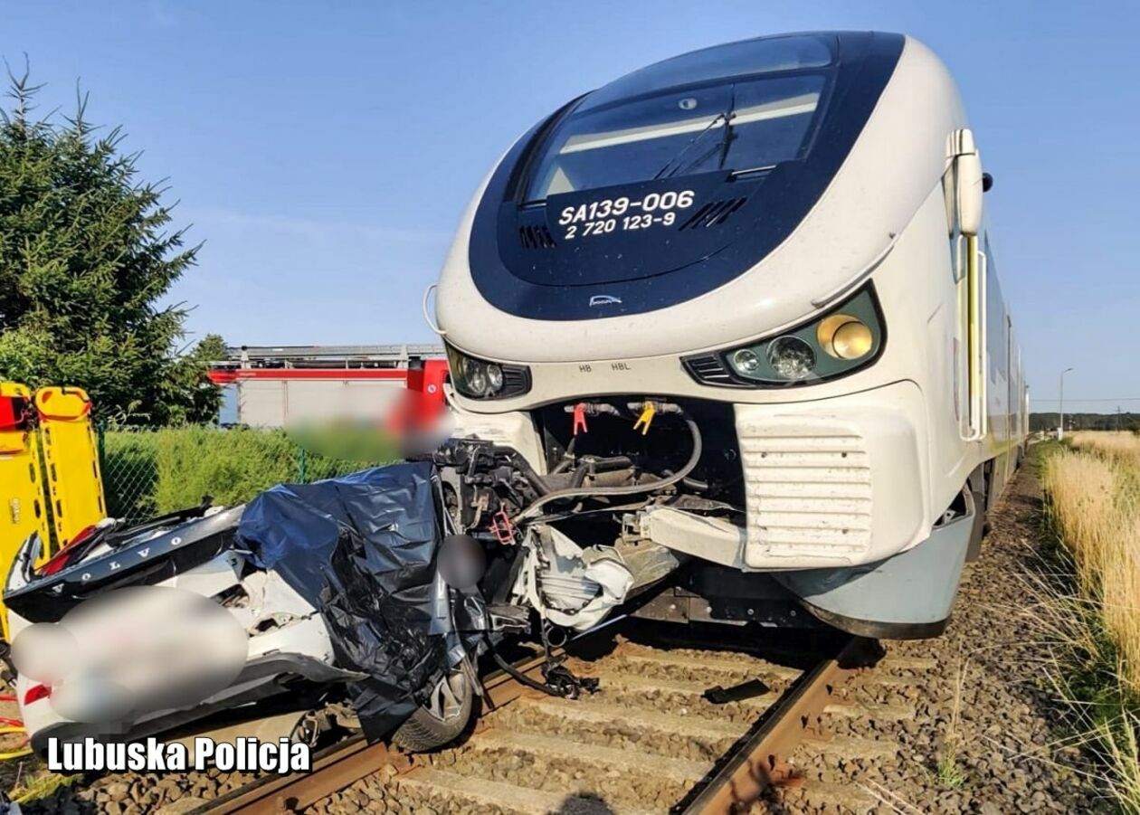 Dąbrówka Wielkopolska. Śmiertelny wypadek na przejeździe kolejowym - Autor: Policja