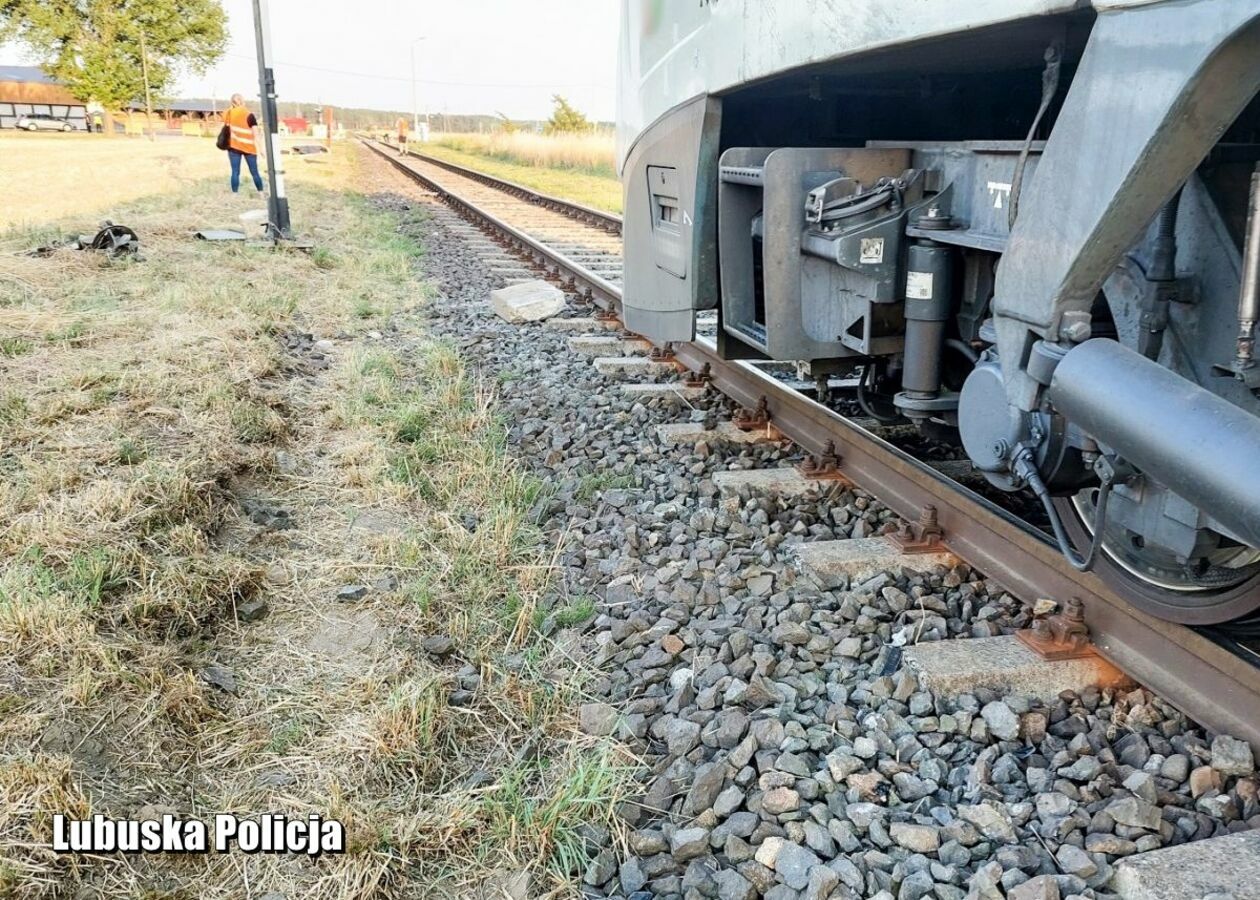  Dąbrówka Wielkopolska. Śmiertelny wypadek na przejeździe kolejowym (zdjęcie 2) - Autor: Policja