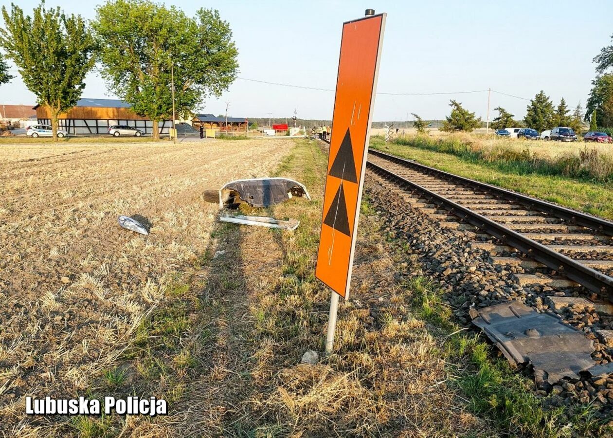  Dąbrówka Wielkopolska. Śmiertelny wypadek na przejeździe kolejowym  - Autor: Policja