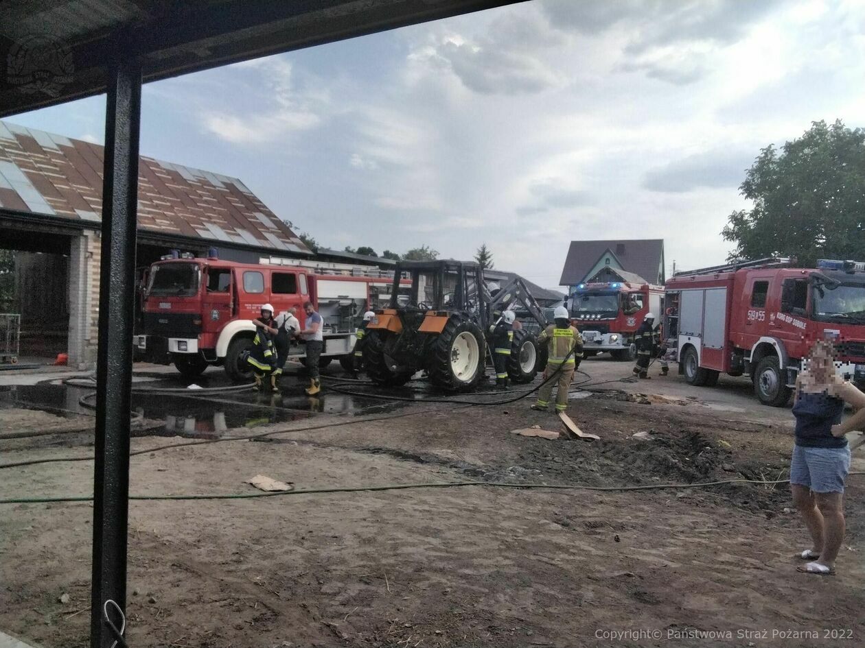  Pożar w miejscowości Kępki (zdjęcie 2) - Autor: Komenda Powiatowa PSP w Radzyniu Podlaskim