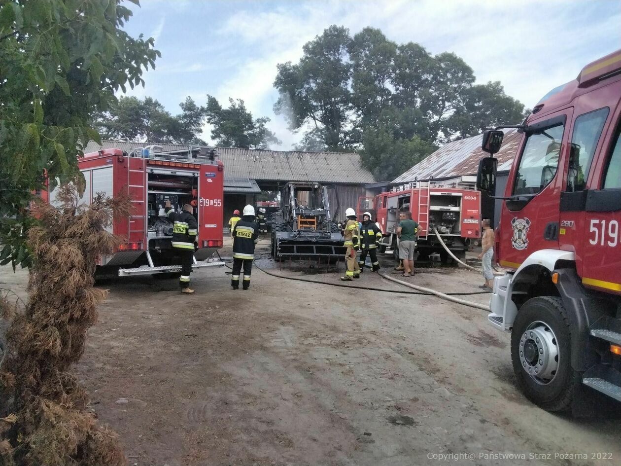  Pożar w miejscowości Kępki (zdjęcie 3) - Autor: Komenda Powiatowa PSP w Radzyniu Podlaskim