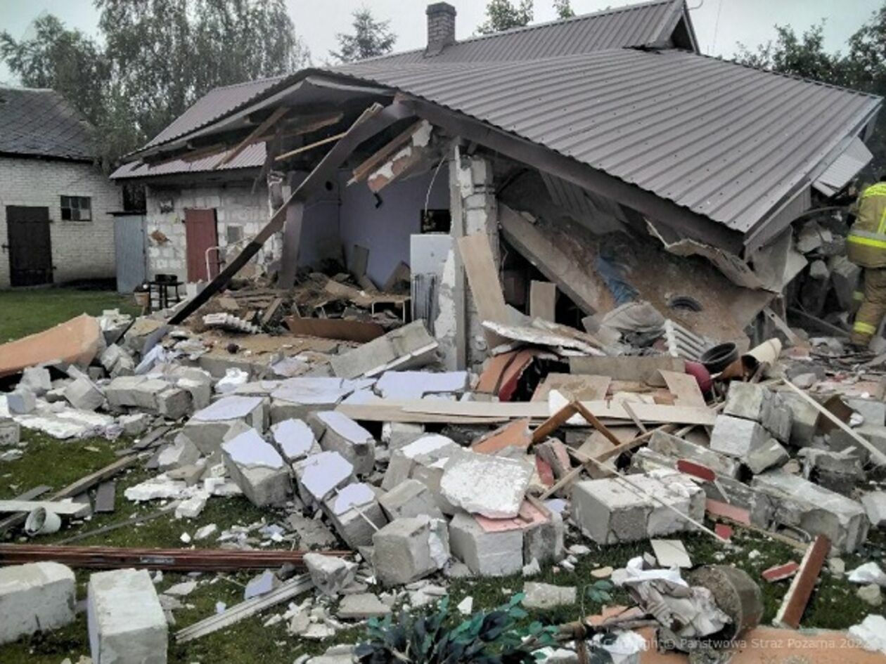 Wybuch butli z gazem w domu w powiecie radzyńskim (zdjęcie 4) - Autor: Komenda Powiatowa PSP w Radzyniu Podlaskim 