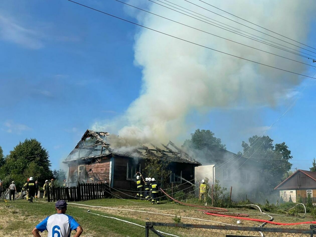  Pożar domu w miejscowości Hutków  - Autor: KM PSP w Zamościu