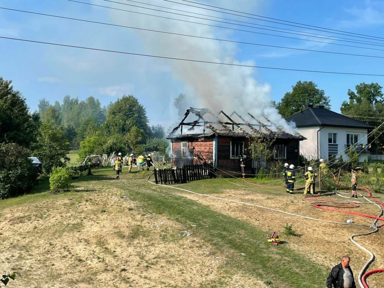 Pożar domu w miejscowości Hutków - Autor: KM PSP w Zamościu