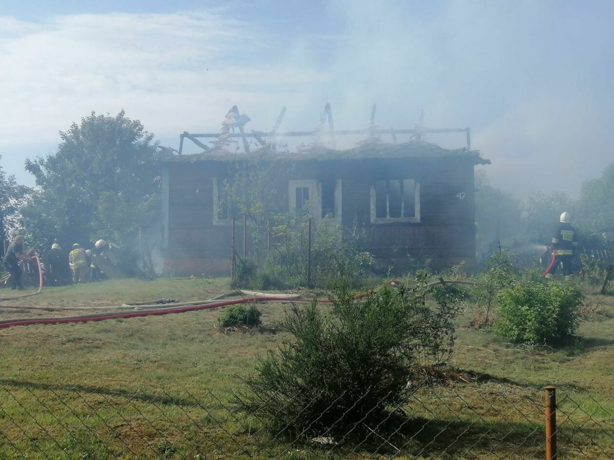  Pożar domu w miejscowości Hutków (zdjęcie 3) - Autor: KM PSP w Zamościu