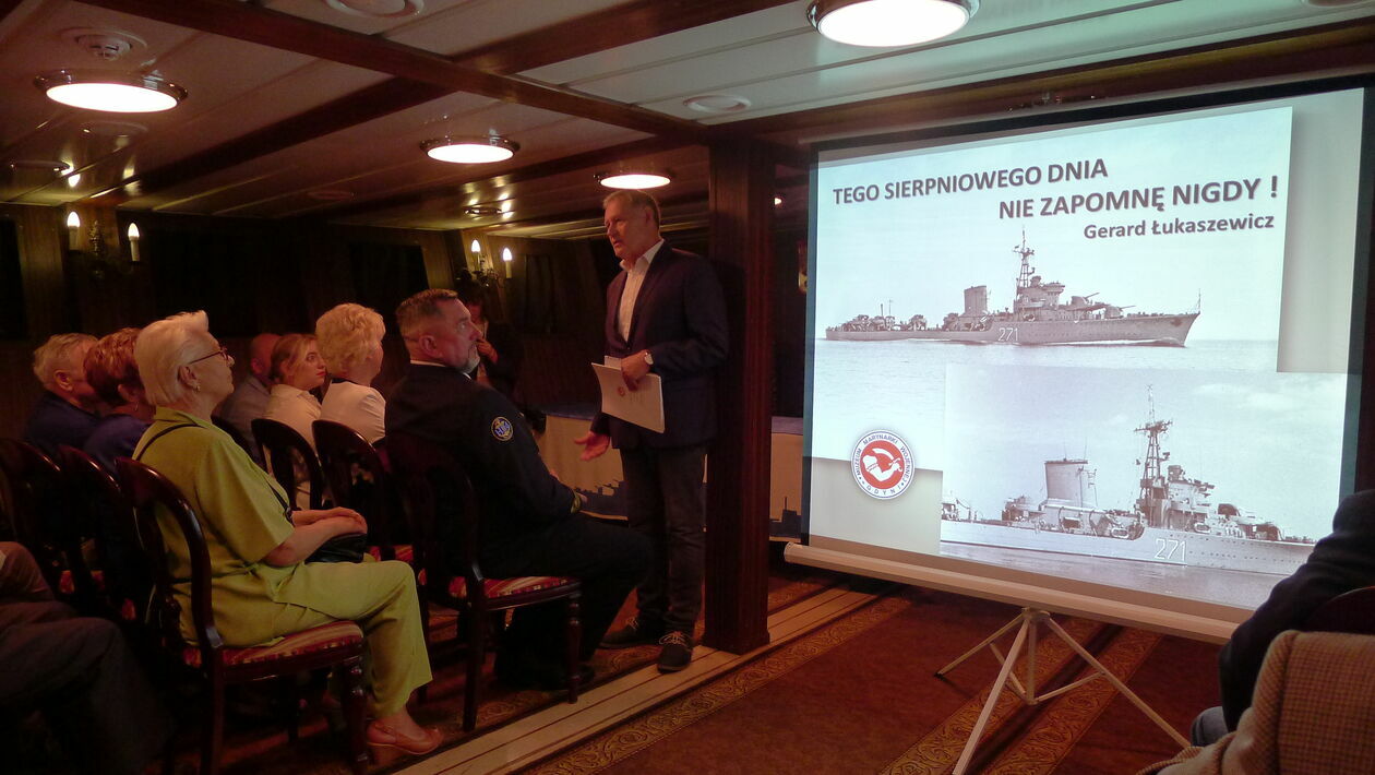  <p>Prezentację Muzeum Marynarki Wojennej w Gdyni prowadzi zastępca dyrektora muzeum&nbsp;Aleksander Gosk.</p>