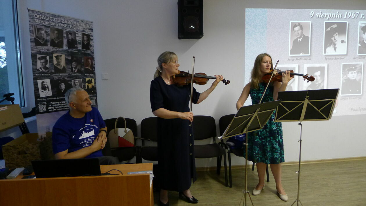  <p>Koncert skrzypcowy, od lewej:&nbsp;Stanisław Feruś,&nbsp;Danuta Feruś-Żurek&nbsp;i&nbsp;Alicja Szumowiecka.</p>