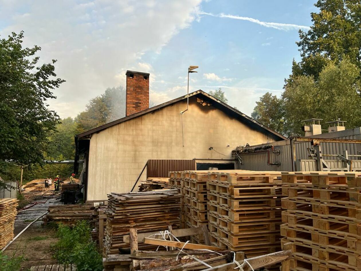  Pożar zakładu w Krężnicy Jarej (zdjęcie 6) - Autor: KM PSP w Lublinie