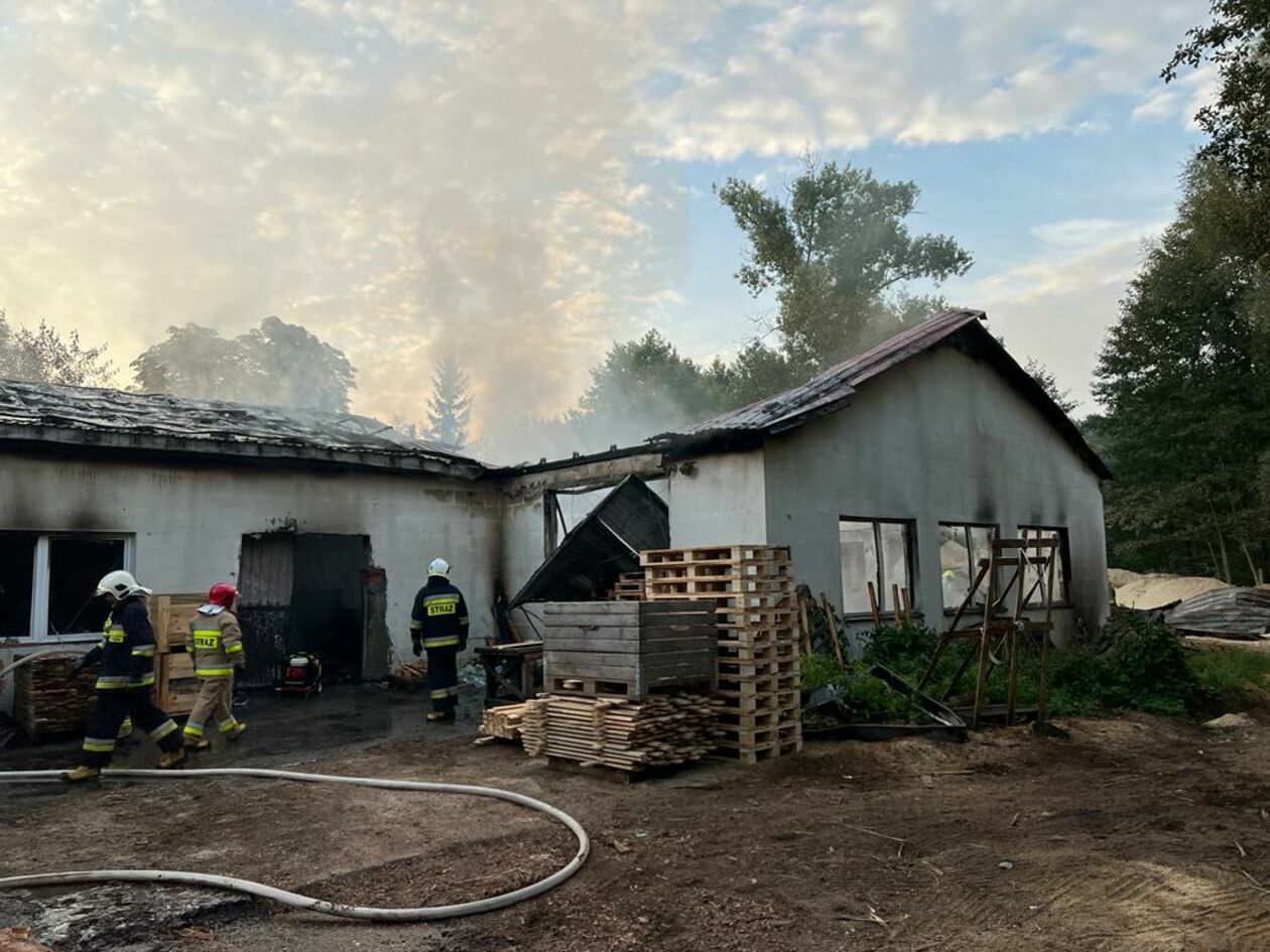  Pożar zakładu w Krężnicy Jarej (zdjęcie 1) - Autor: KM PSP w Lublinie