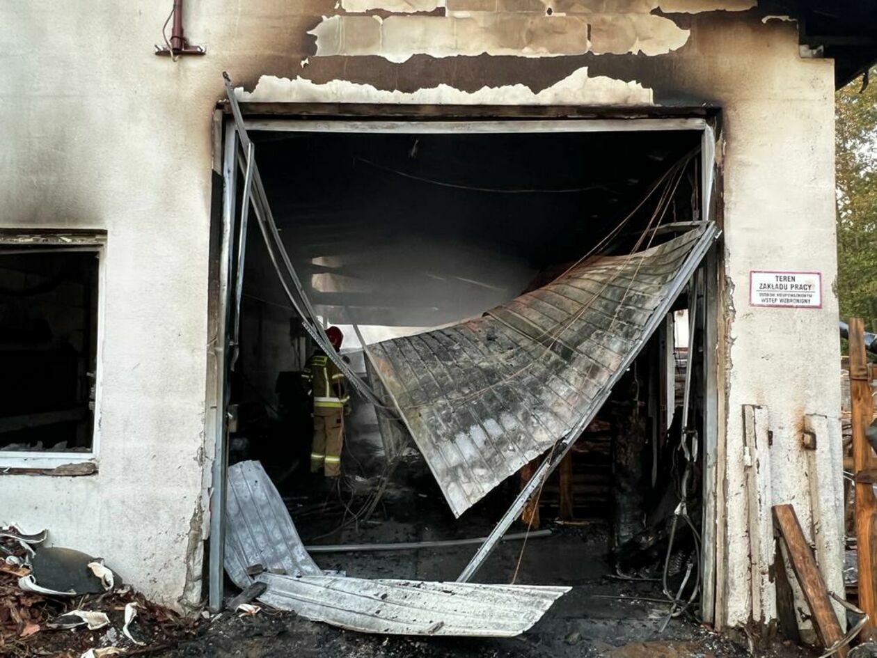  Pożar zakładu w Krężnicy Jarej (zdjęcie 2) - Autor: KM PSP w Lublinie