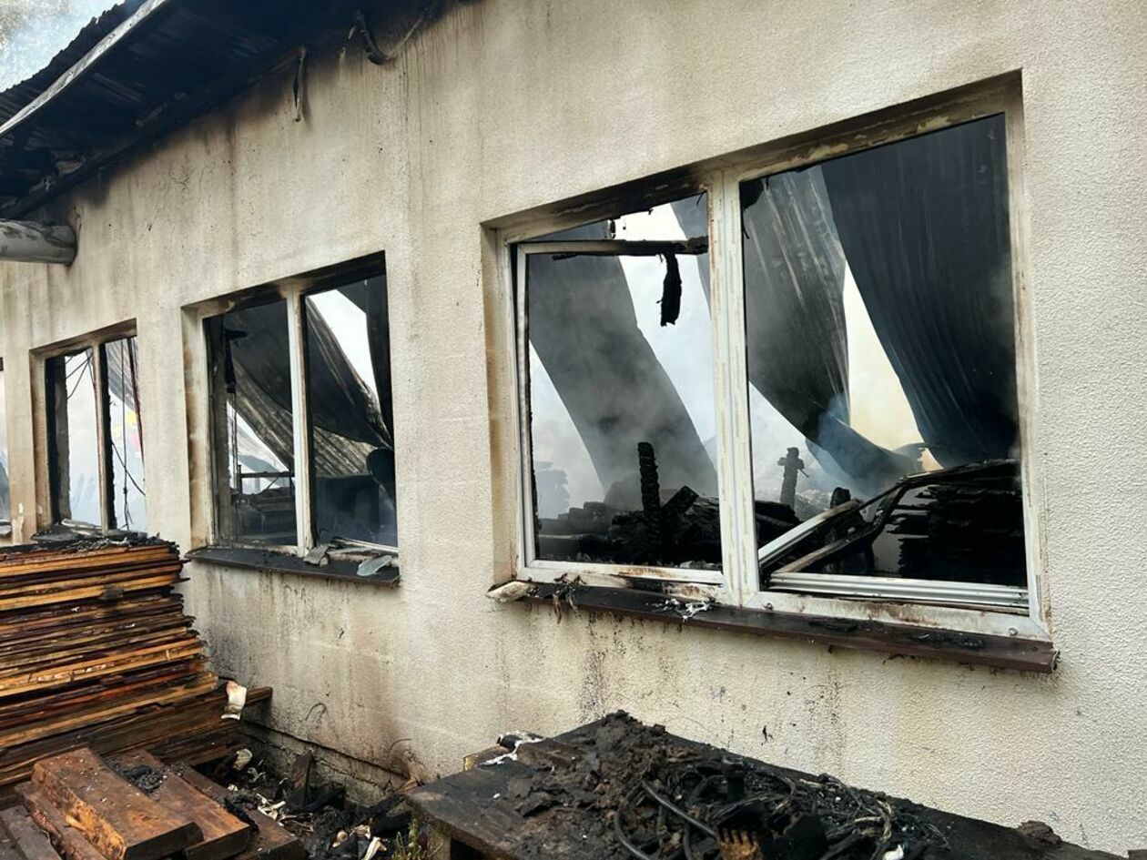  Pożar zakładu w Krężnicy Jarej (zdjęcie 5) - Autor: KM PSP w Lublinie