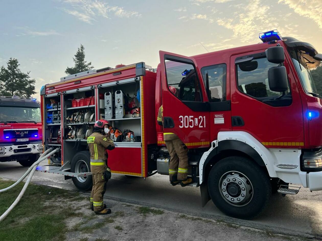 Pożar zakładu w Krężnicy Jarej  - Autor: KM PSP w Lublinie