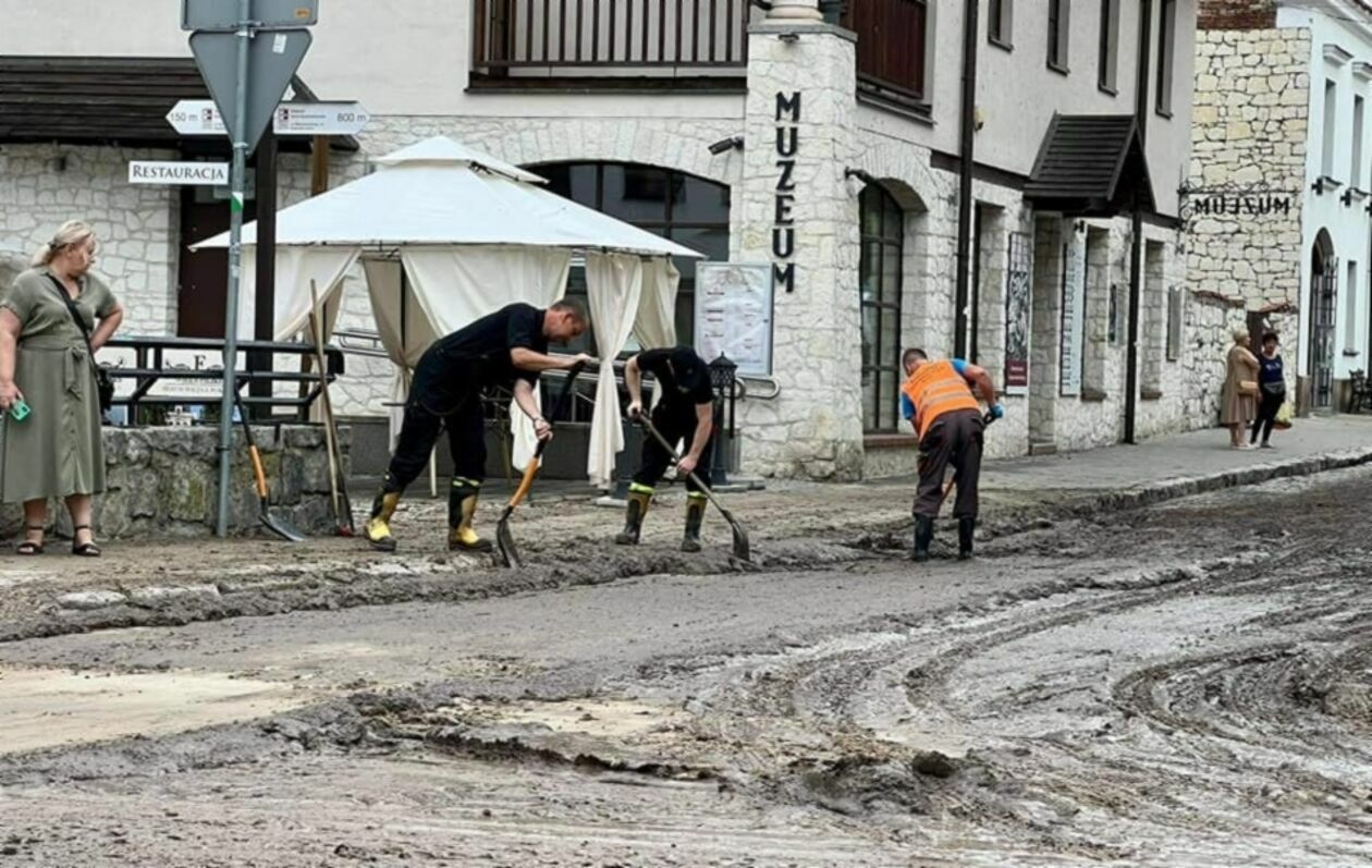 Błoto na ulicach Kazimierza Dolnego