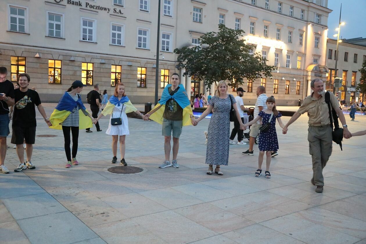  Łańcuch solidarności na placu Litewskim (zdjęcie 50) - Autor: Piotr Michalski