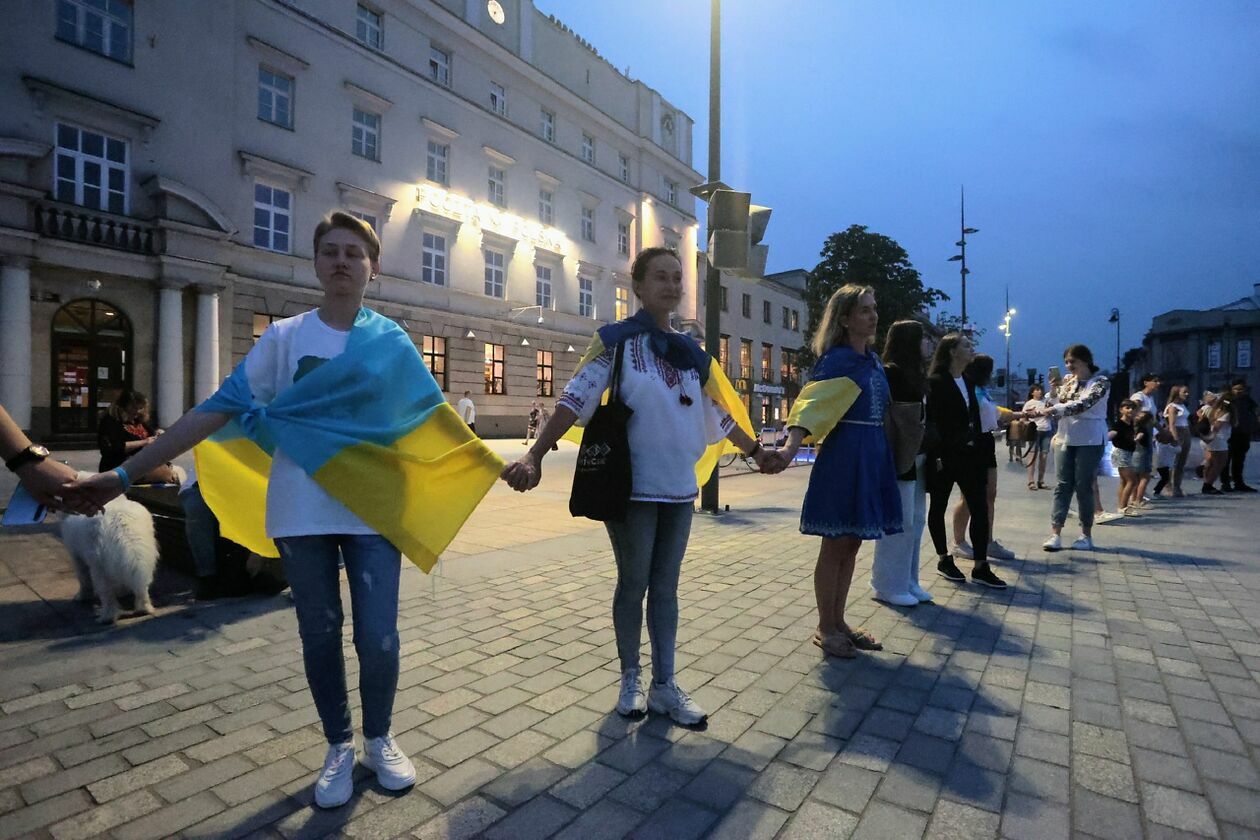  Łańcuch solidarności na placu Litewskim (zdjęcie 15) - Autor: Piotr Michalski