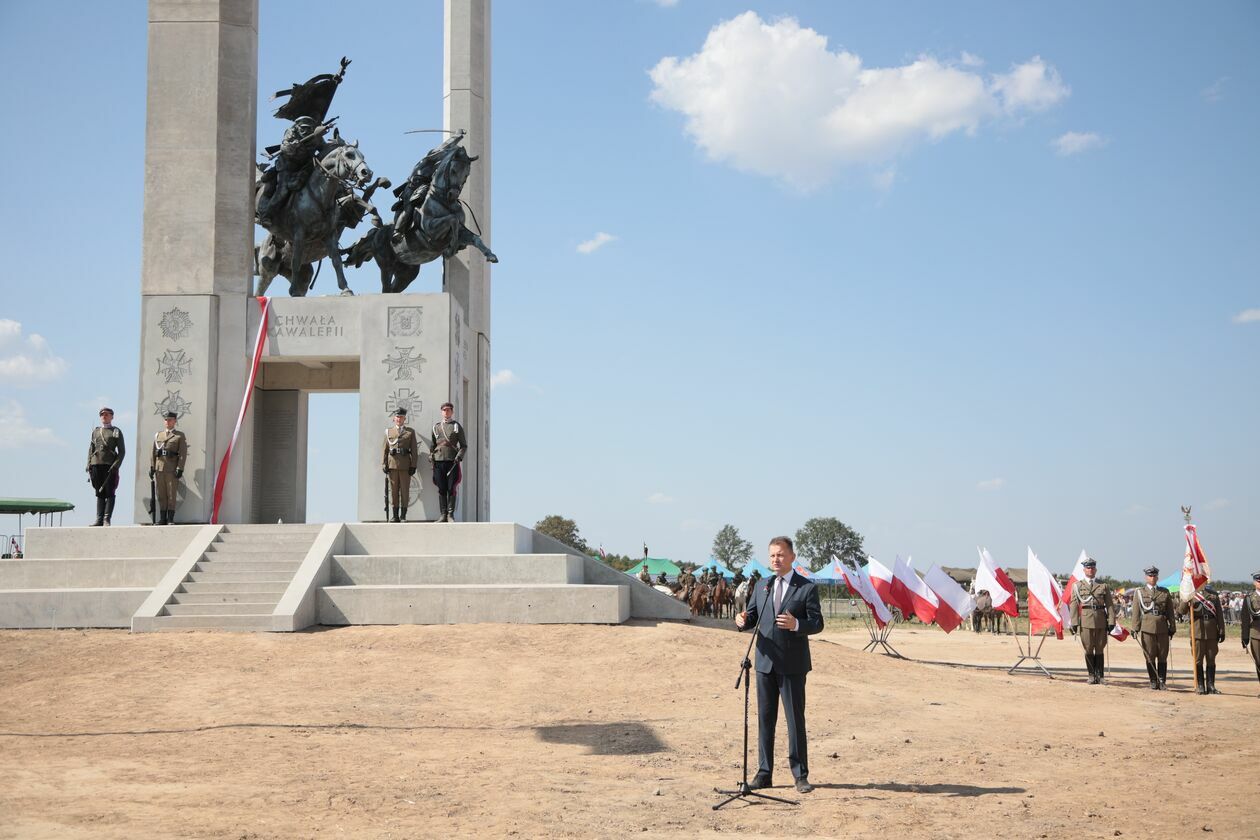  Pomnik Chwały Kawalerii i Artylerii Konnej. Rekonstrukcja bitwy pod Komarowem	 (zdjęcie 12) - Autor: Piotr Michalski