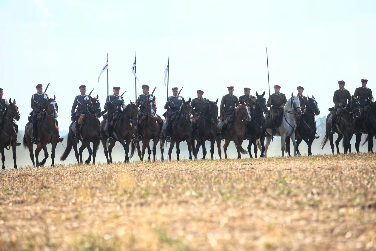  Pomnik Chwały Kawalerii i Artylerii Konnej. Rekonstrukcja bitwy pod Komarowem	 (zdjęcie 23) - Autor: Piotr Michalski