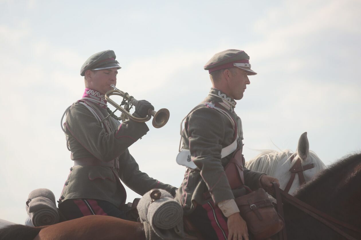  Pomnik Chwały Kawalerii i Artylerii Konnej. Rekonstrukcja bitwy pod Komarowem	 (zdjęcie 41) - Autor: Piotr Michalski