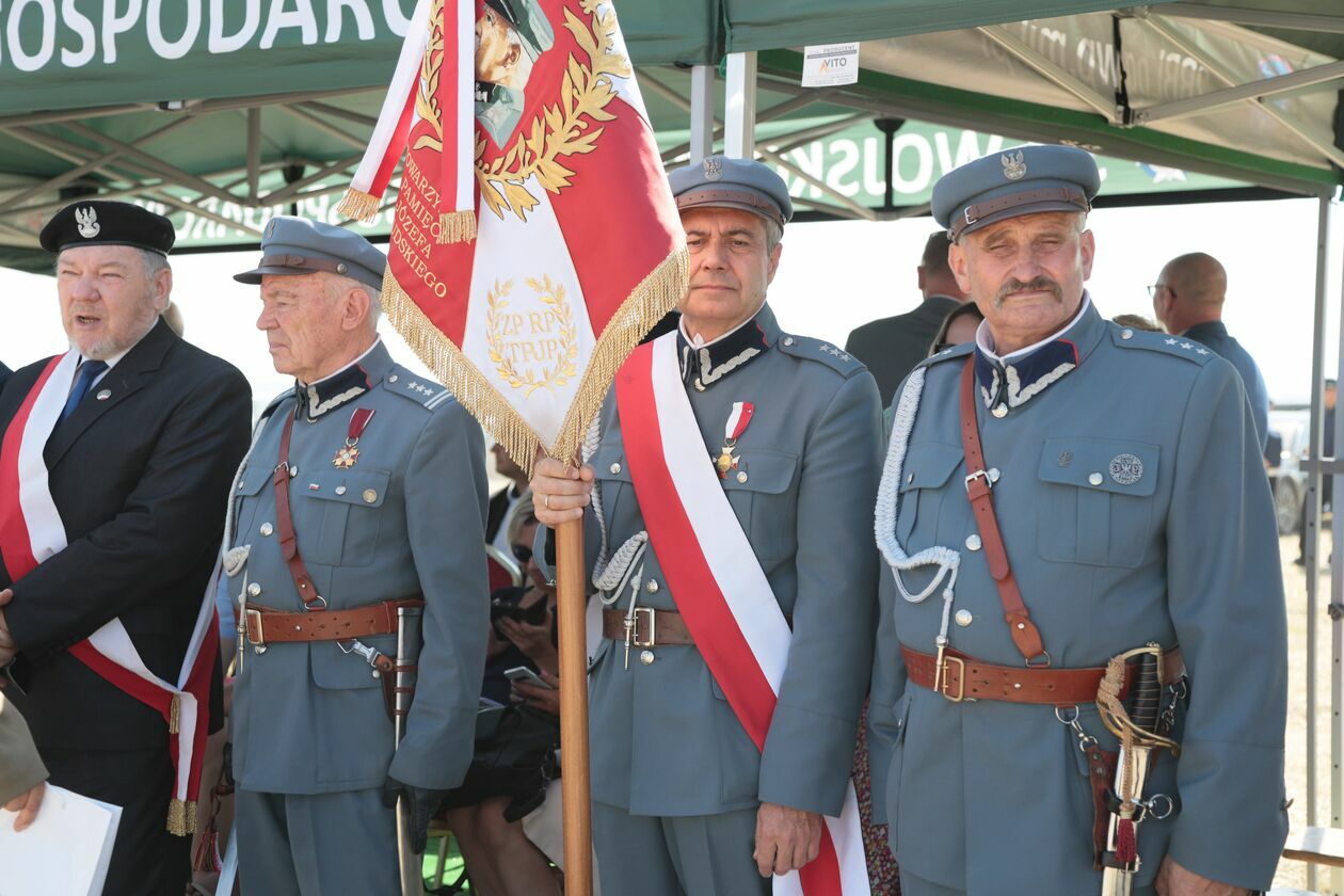  Pomnik Chwały Kawalerii i Artylerii Konnej. Rekonstrukcja bitwy pod Komarowem	 (zdjęcie 55) - Autor: Piotr Michalski