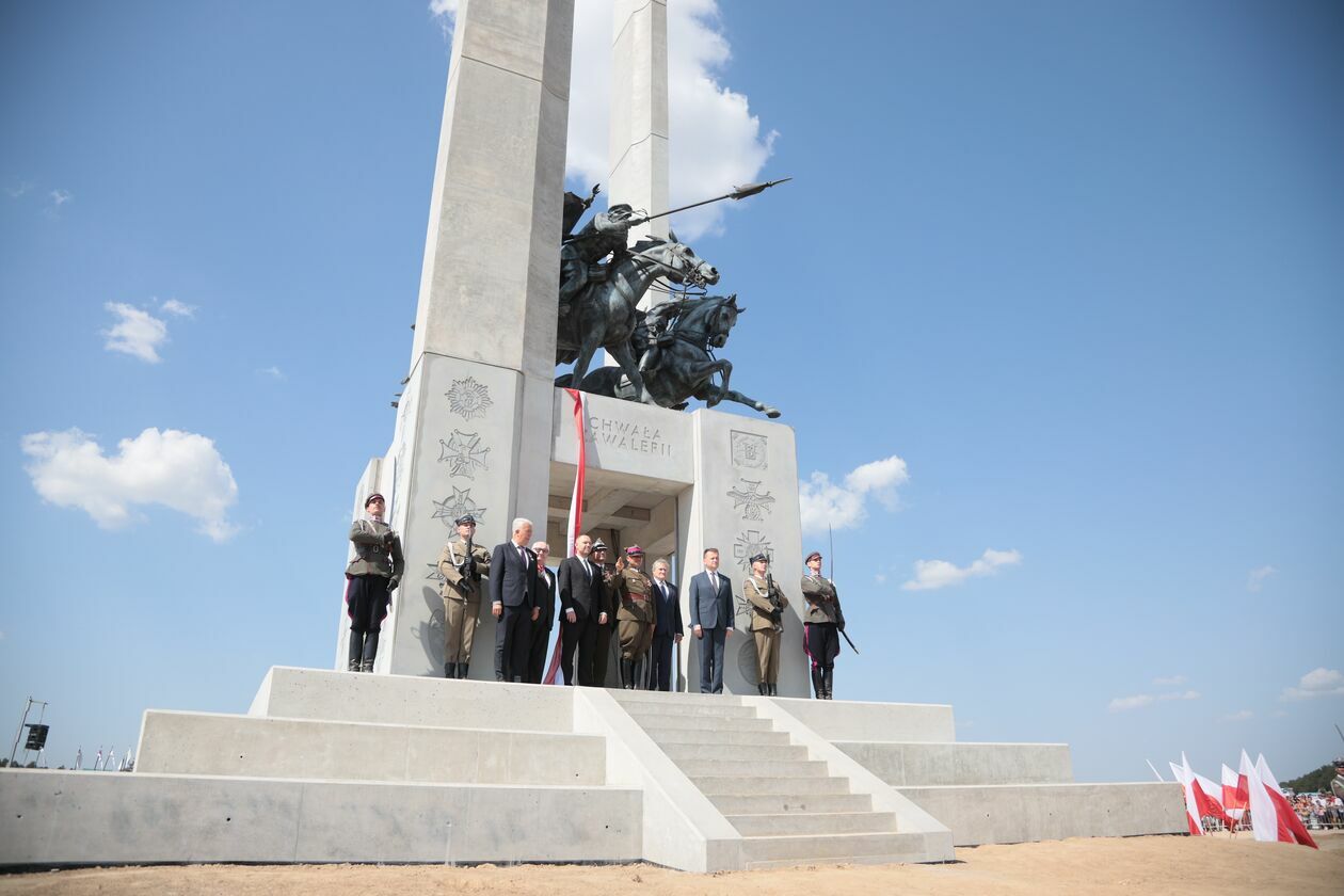  Pomnik Chwały Kawalerii i Artylerii Konnej. Rekonstrukcja bitwy pod Komarowem	 (zdjęcie 1) - Autor: Piotr Michalski