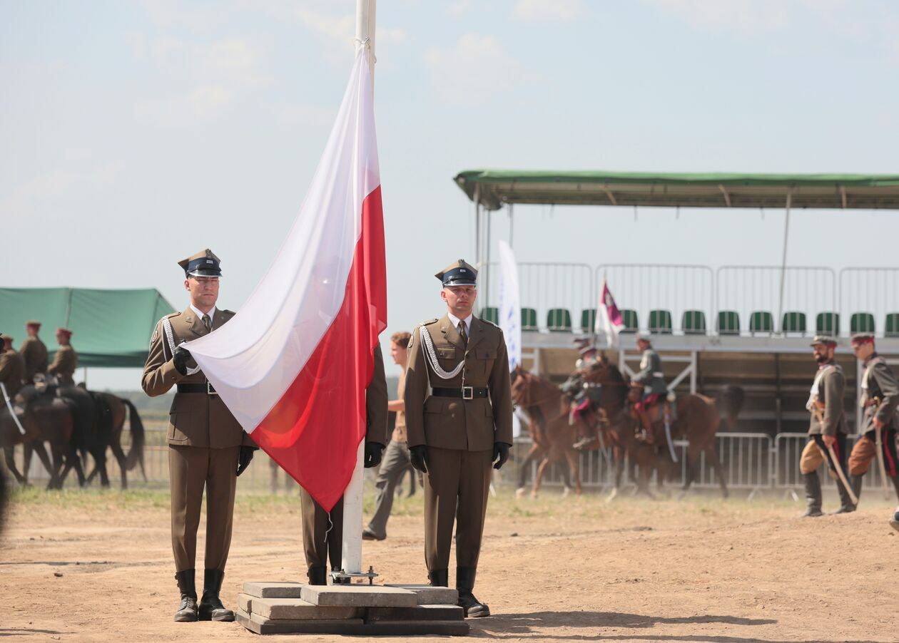  Pomnik Chwały Kawalerii i Artylerii Konnej. Rekonstrukcja bitwy pod Komarowem	 (zdjęcie 59) - Autor: Piotr Michalski