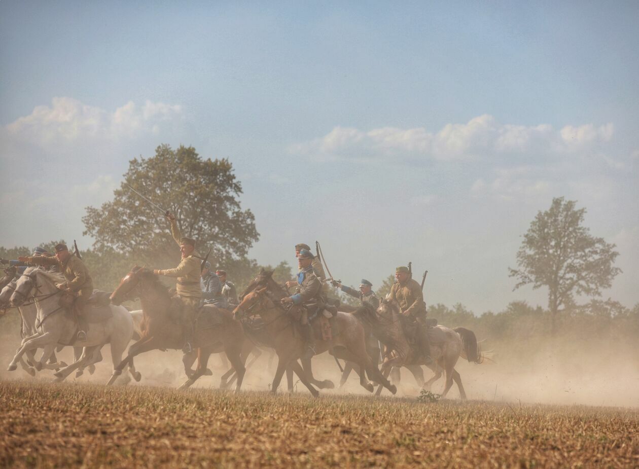  Pomnik Chwały Kawalerii i Artylerii Konnej. Rekonstrukcja bitwy pod Komarowem	 (zdjęcie 45) - Autor: Piotr Michalski