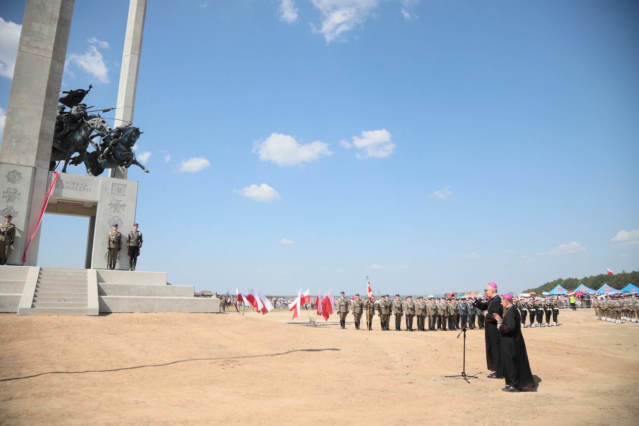  Pomnik Chwały Kawalerii i Artylerii Konnej. Rekonstrukcja bitwy pod Komarowem	 (zdjęcie 9) - Autor: Piotr Michalski