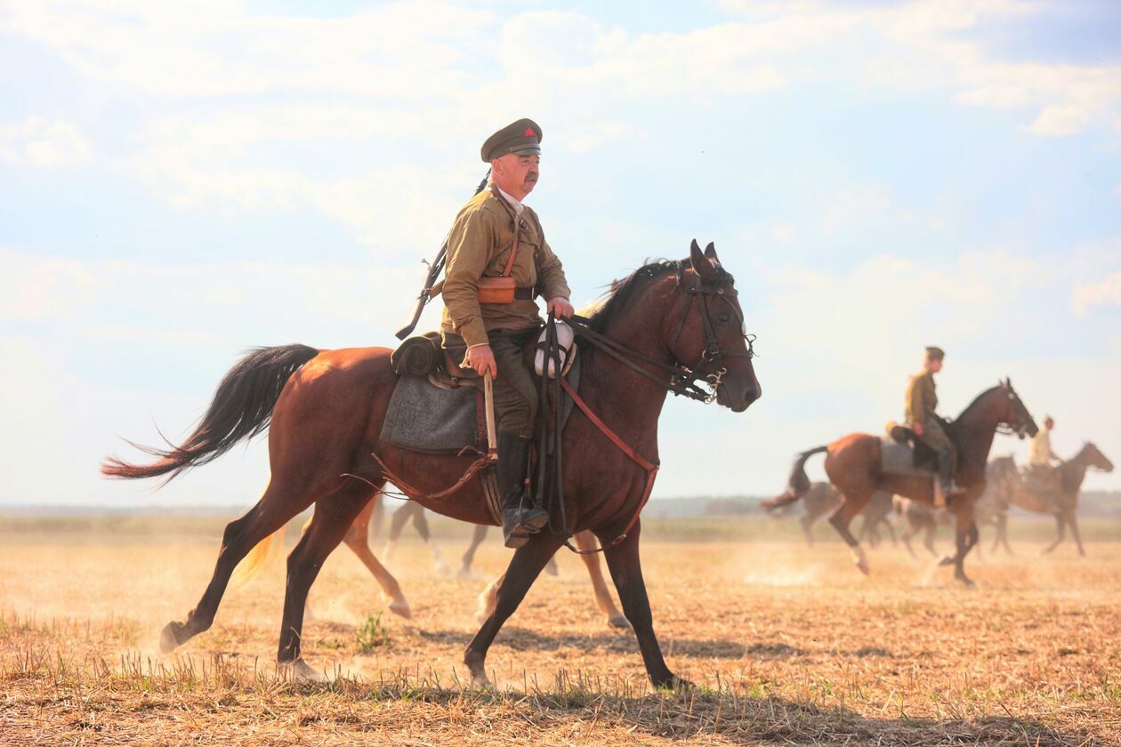  Pomnik Chwały Kawalerii i Artylerii Konnej. Rekonstrukcja bitwy pod Komarowem	 (zdjęcie 18) - Autor: Piotr Michalski