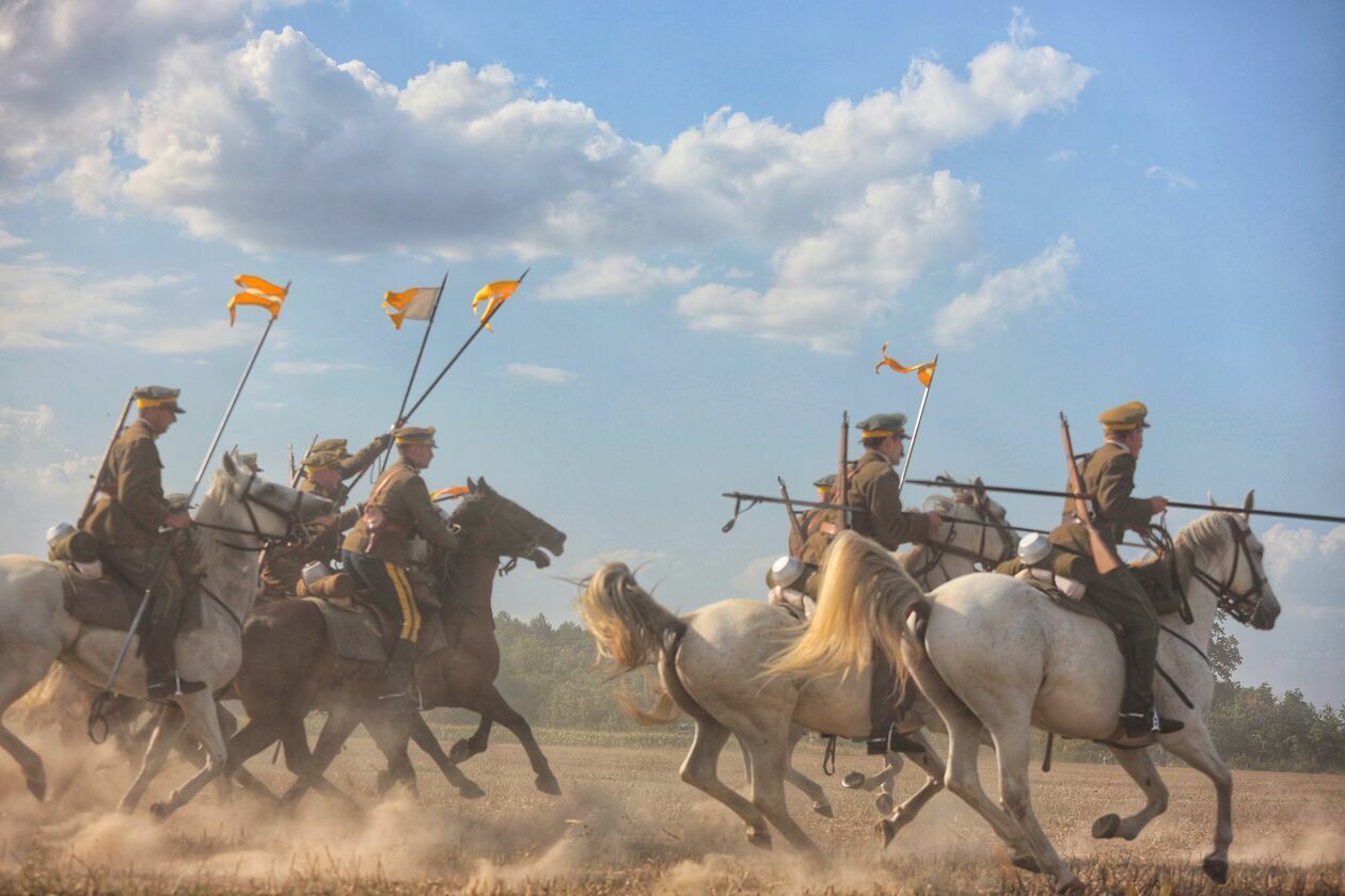  Pomnik Chwały Kawalerii i Artylerii Konnej. Rekonstrukcja bitwy pod Komarowem	 (zdjęcie 27) - Autor: Piotr Michalski