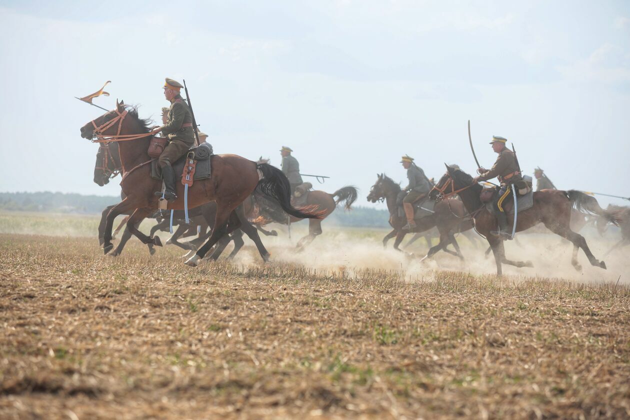  Pomnik Chwały Kawalerii i Artylerii Konnej. Rekonstrukcja bitwy pod Komarowem	 (zdjęcie 44) - Autor: Piotr Michalski