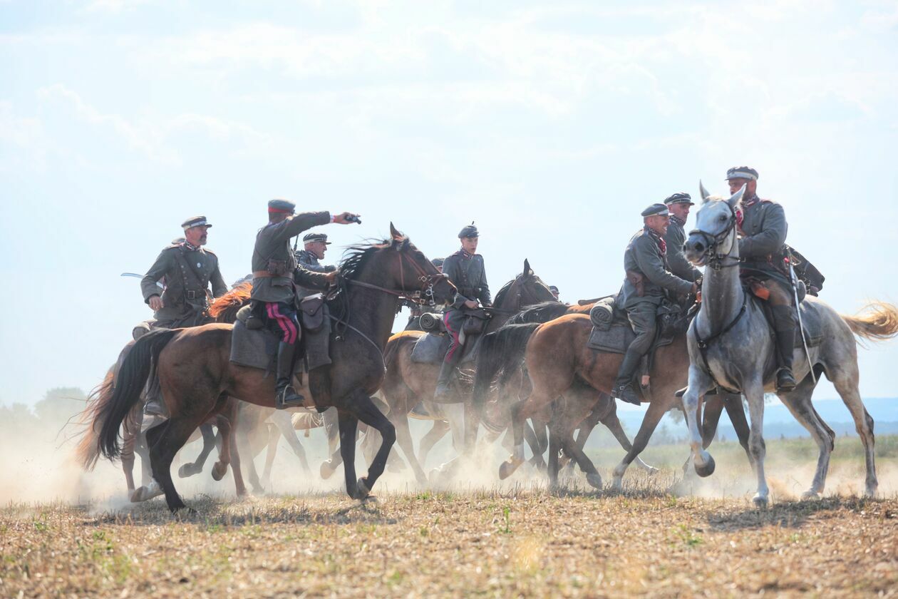  Pomnik Chwały Kawalerii i Artylerii Konnej. Rekonstrukcja bitwy pod Komarowem	 (zdjęcie 21) - Autor: Piotr Michalski