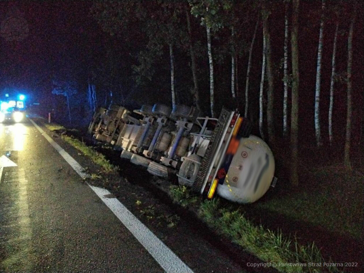  Paszki Małe. Wypadek na drodze krajowej nr 19 (zdjęcie 2) - Autor: KP PSP w Radzyniu Podlaskim