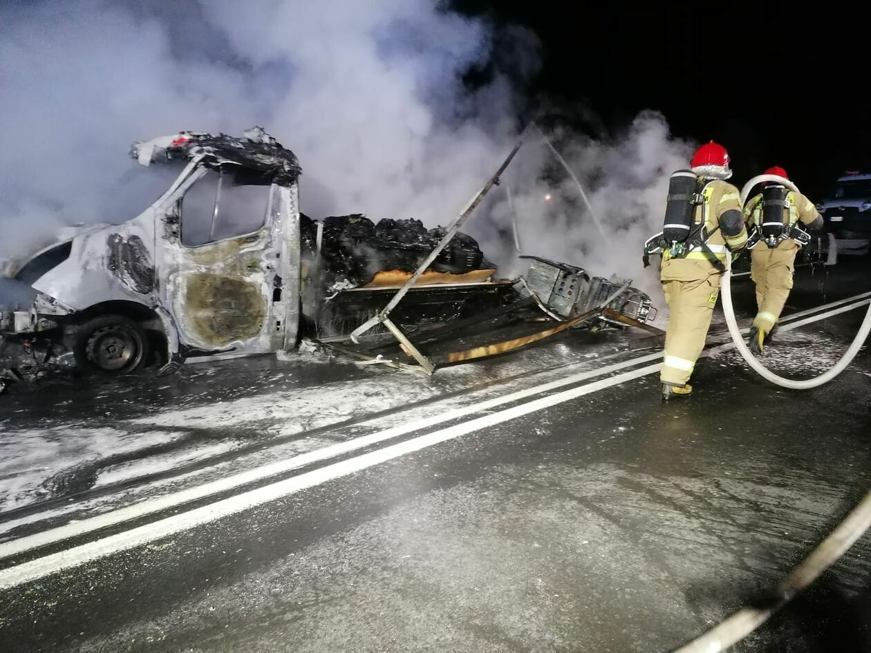  Pożar samochodu dostawczego  (zdjęcie 2) - Autor: Komenda Miejska PSP w Chełmie