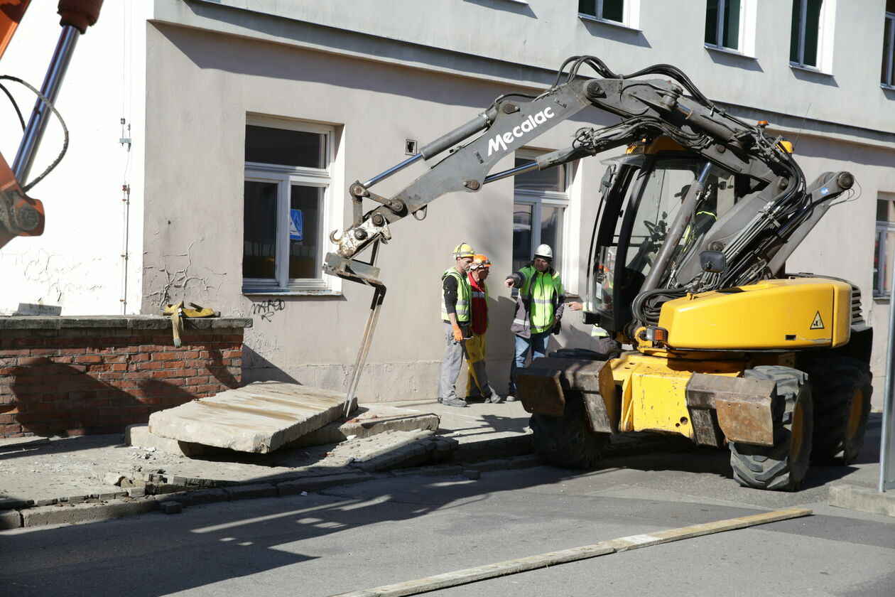  Rozbiórka budynków szpitala przy ulicy Staszica w Lublinie (zdjęcie 3) - Autor: Paweł Buczkowski