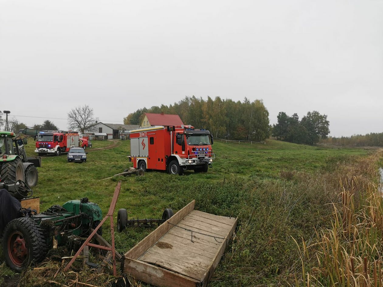  Tragiczny wypadek na terenie gminy Siedliszcze (zdjęcie 2) - Autor: Komenda Miejska Państwowej Straży Pożarnej w Chełmie