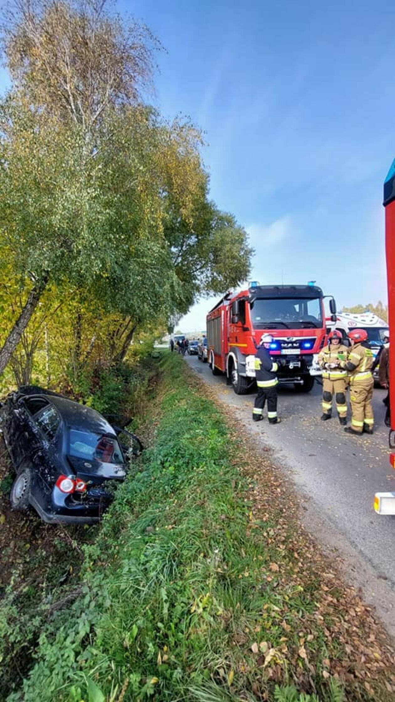  Wypadek w Studziankach (zdjęcie 3) - Autor: Komenda Powiatowa Państwowej Straży Pożarnej w Kraśniku