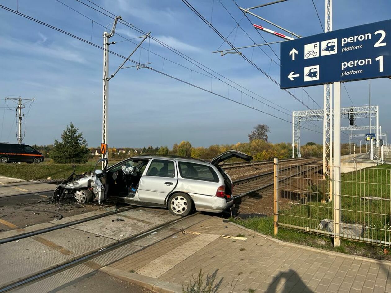 Wypadek na przejeździe kolejowym (zdjęcie 3) - Autor: Policja