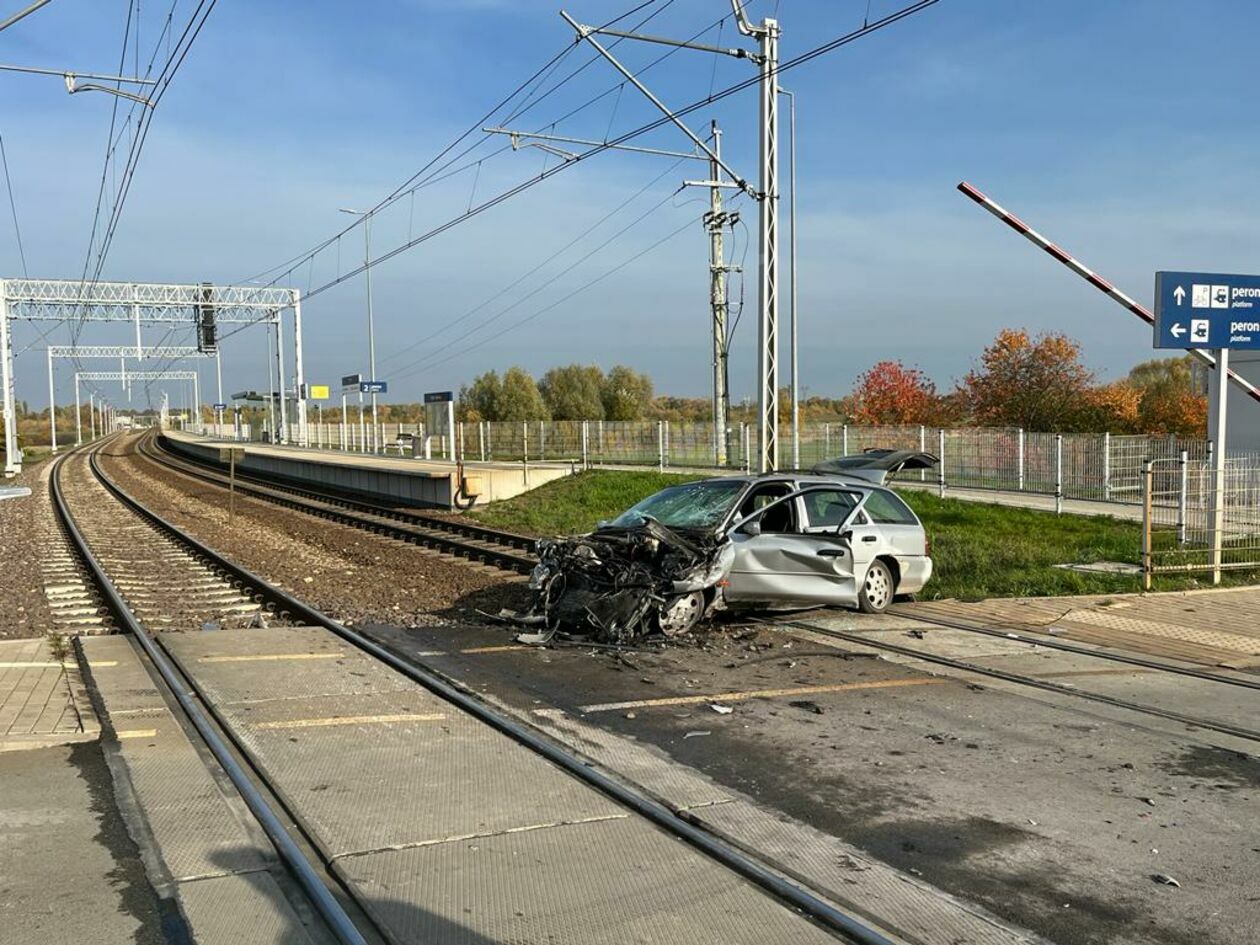  Wypadek na przejeździe kolejowym (zdjęcie 4) - Autor: Policja