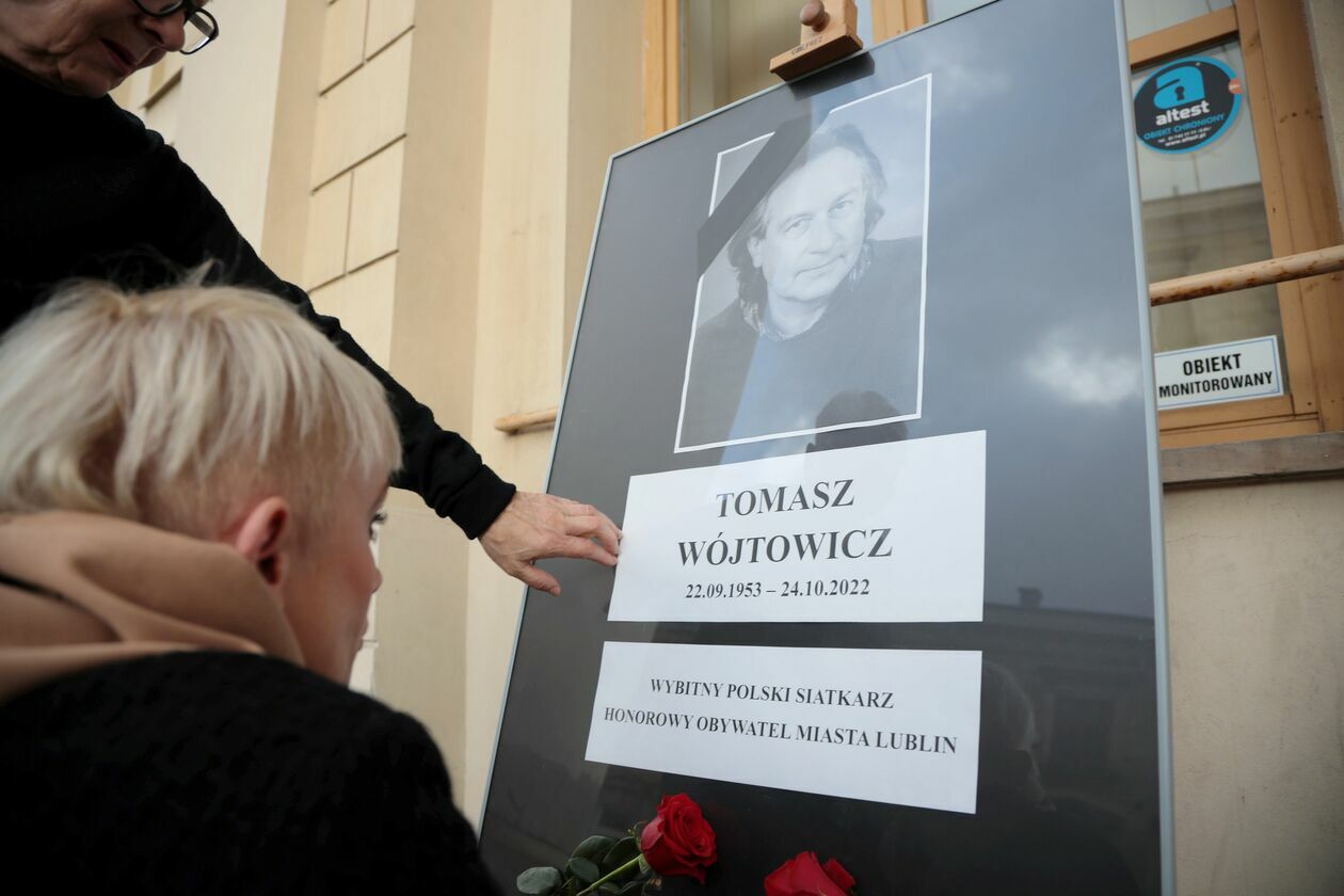  Opuszczenie flagi po śmierci Tomasza Wójtowicza (zdjęcie 1) - Autor: Piotr Michalski