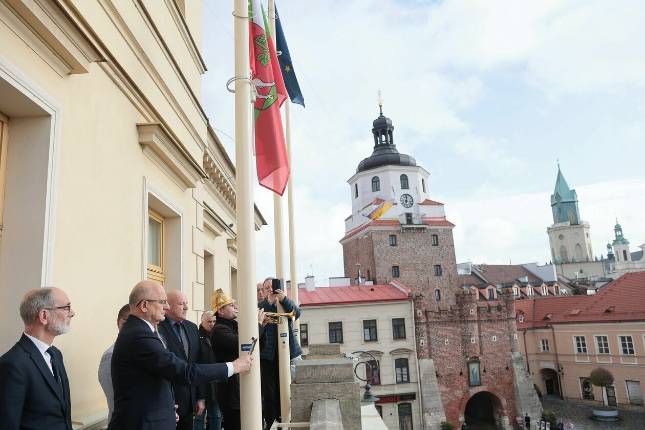  Opuszczenie flagi po śmierci Tomasza Wójtowicza (zdjęcie 7) - Autor: Piotr Michalski