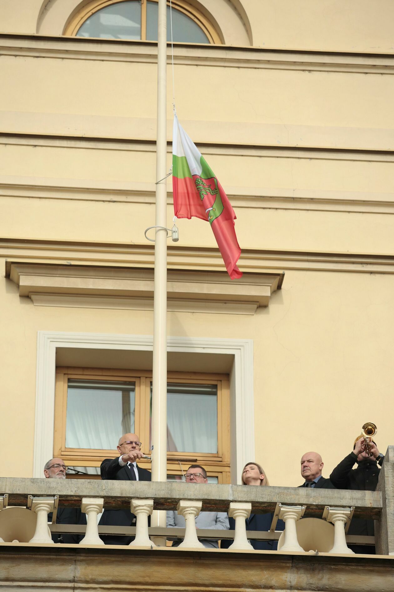  Opuszczenie flagi po śmierci Tomasza Wójtowicza (zdjęcie 6) - Autor: Piotr Michalski