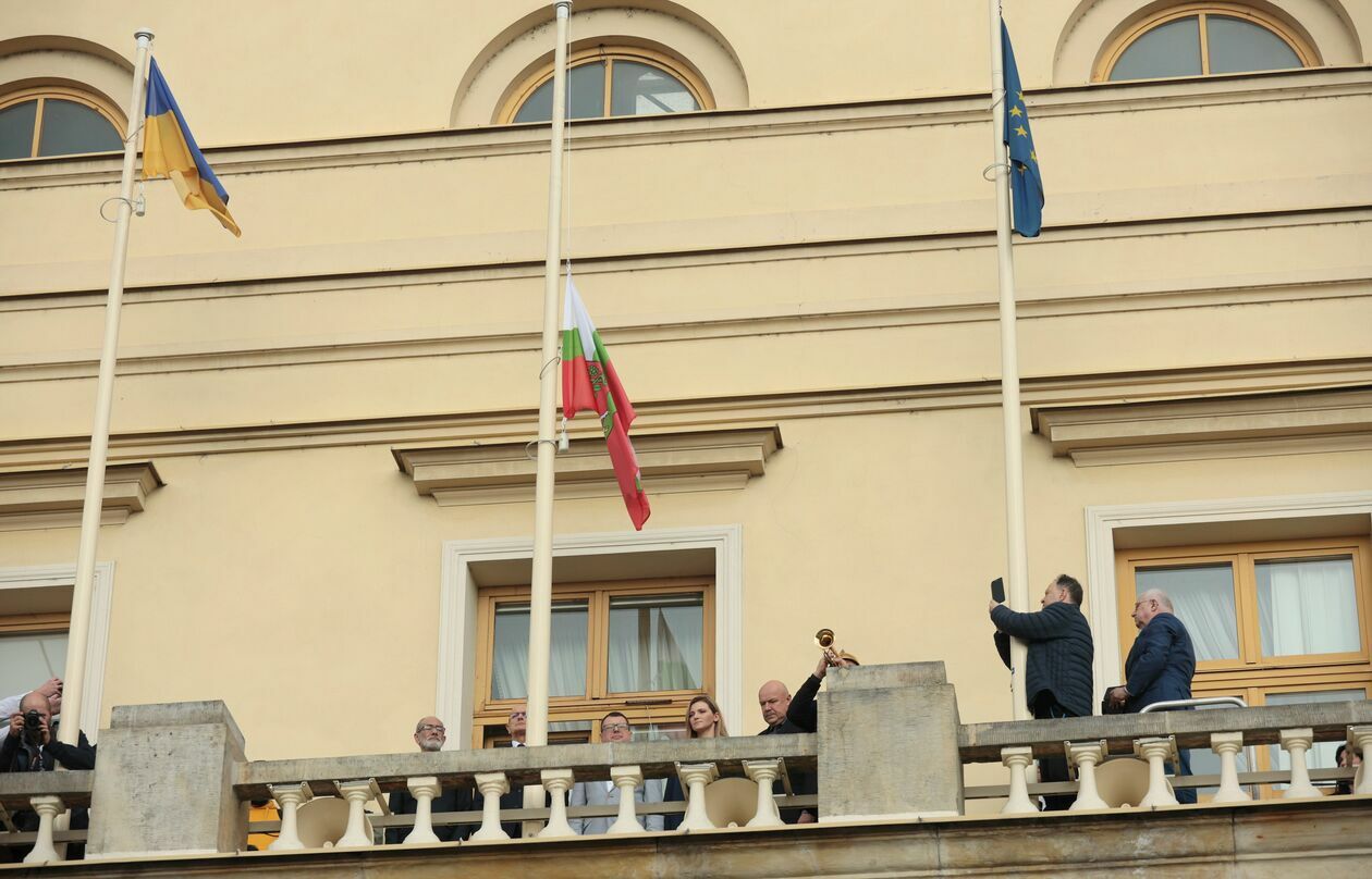  Opuszczenie flagi po śmierci Tomasza Wójtowicza (zdjęcie 8) - Autor: Piotr Michalski