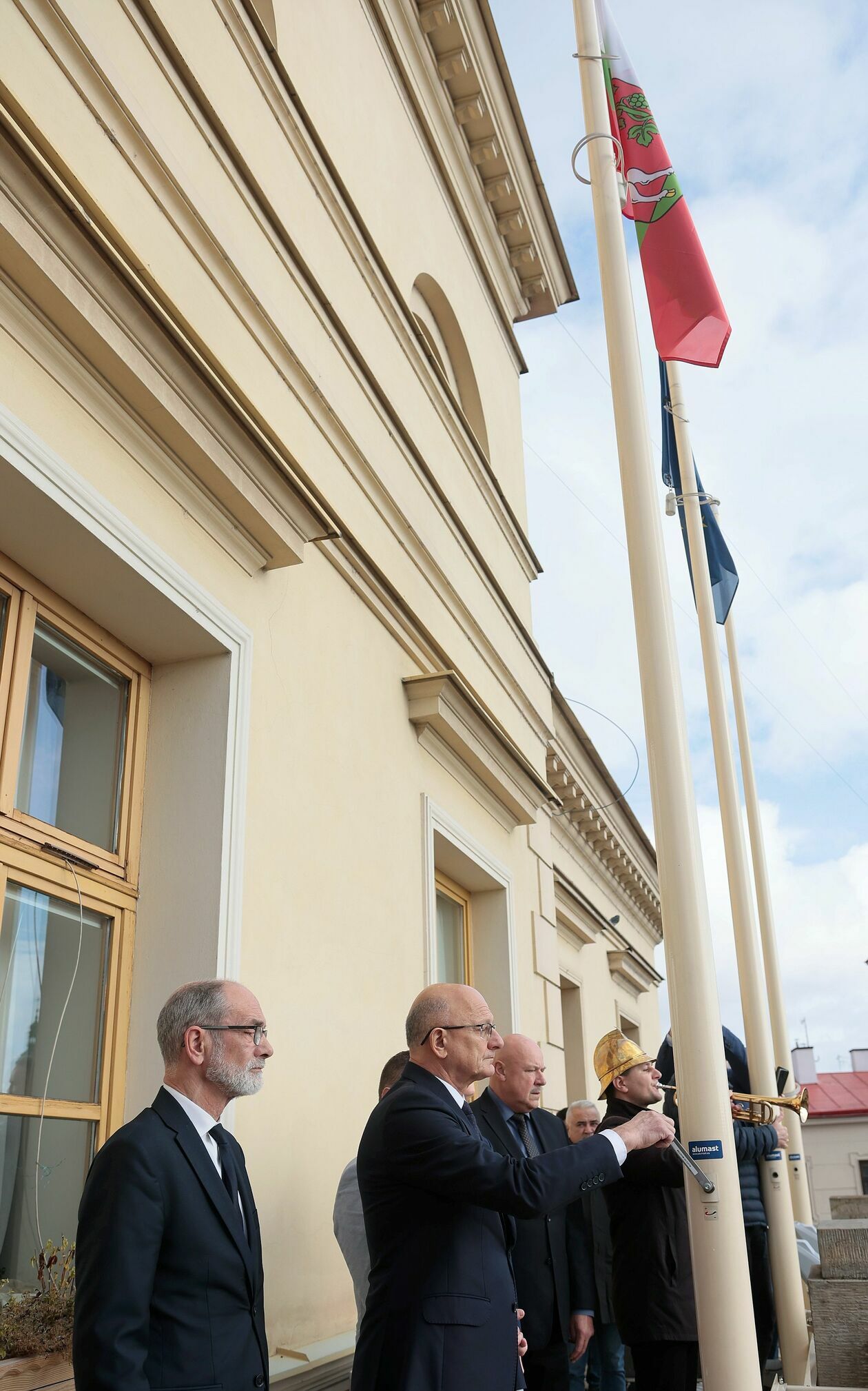  Opuszczenie flagi po śmierci Tomasza Wójtowicza (zdjęcie 4) - Autor: Piotr Michalski